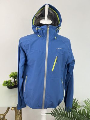 Geaca ideal pentru drumetii Quechua XL