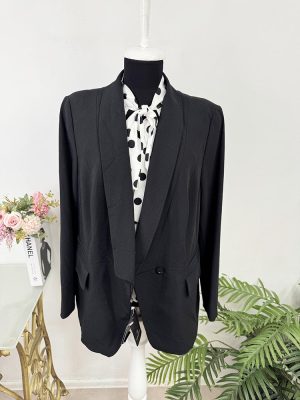 Sacou amestec lana virgina foarte calitativa pret retail 169 euro recomand unui L-XL Madeleine 44